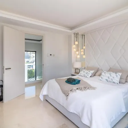 Villa Extravagant 5-bdrm - Heated Pool & Gym Estepona