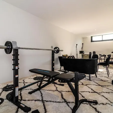 Extravagant 5-bdrm - Heated Pool & Gym Estepona
