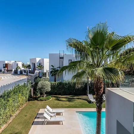 Extravagant 5-bdrm - Heated Pool & Gym