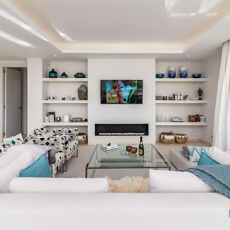 Villa Extravagant 5-bdrm - Heated Pool & Gym Estepona