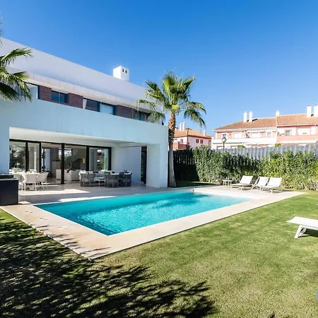 Extravagant 5-bdrm - Heated Pool & Gym Villa
