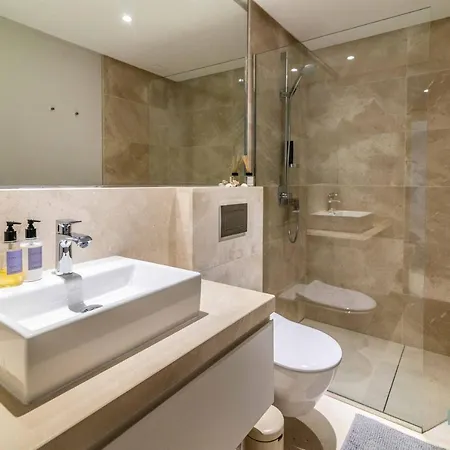 Villa Extravagant 5-bdrm - Heated Pool & Gym