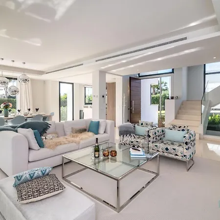 Extravagant 5-bdrm - Heated Pool & Gym * Estepona