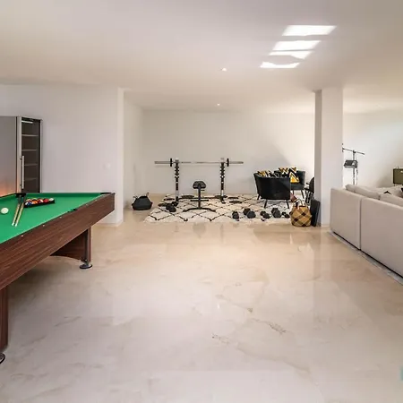 Extravagant 5-bdrm - Heated Pool & Gym Villa *