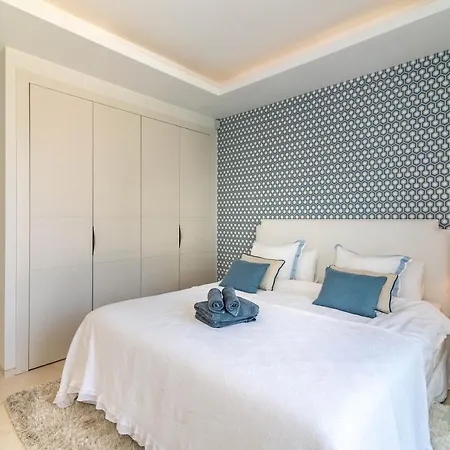 Villa Extravagant 5-bdrm - Heated Pool & Gym Estepona