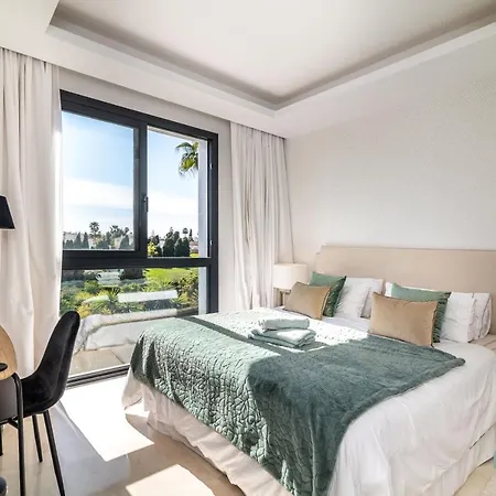 Extravagant 5-bdrm - Heated Pool & Gym Villa
