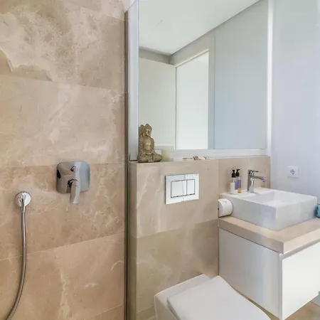 Extravagant 5-bdrm - Heated Pool & Gym Villa