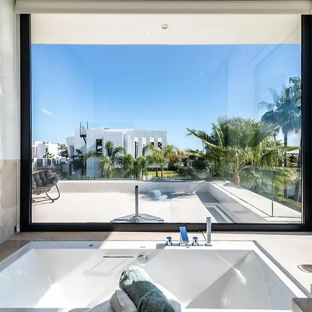 Villa Extravagant 5-bdrm - Heated Pool & Gym *